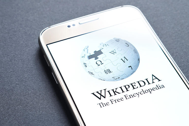 Mobile telephone displaying the homepage of Wikipedia.org